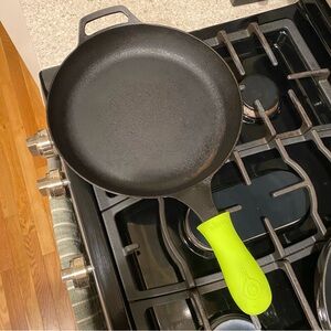 Bobby Flay 12 Inch Cast Iron Skillet w/ Lodge Silicone Handle Grip